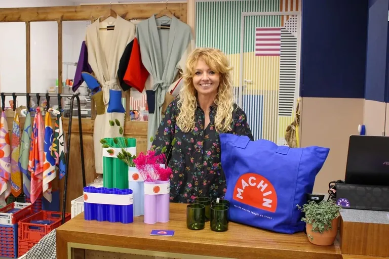 La gérante de la boutique Machin, à son comptoir